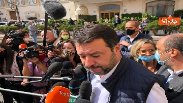8 - Salvini arriva in piazza Montecitorio per dichiarare ai giornalisti