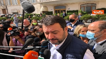 4 - Salvini arriva in piazza Montecitorio per dichiarare ai giornalisti