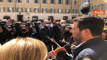 6 - Salvini arriva in piazza Montecitorio per dichiarare ai giornalisti