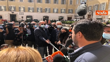 5 - Salvini arriva in piazza Montecitorio per dichiarare ai giornalisti