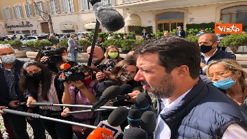 3 - Salvini arriva in piazza Montecitorio per dichiarare ai giornalisti