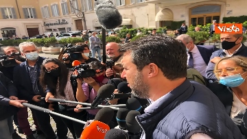 2 - Salvini arriva in piazza Montecitorio per dichiarare ai giornalisti