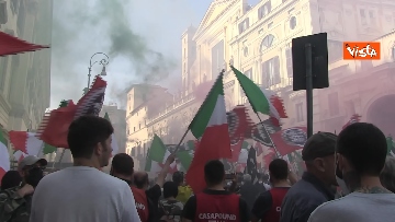 4 - Fumogeni e inno nazionale alla fine della manifestazione di CasaPound a Roma 
