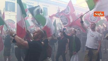 3 - Fumogeni e inno nazionale alla fine della manifestazione di CasaPound a Roma 