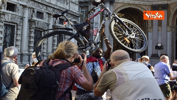 1 - Sanatoria rider, flash mob a Milano sotto la sede del Comune, le foto della manifestazione 