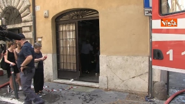4 - Incendio in un appartamento nel centro di Roma, l'intervento dei Vigili del Fuoco