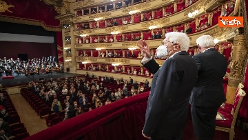 6 - Mattarella e Steinmeier alla Scala, uscita fra gli applausi, le immagini
