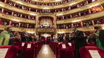 9 - Mattarella e Steinmeier alla Scala, uscita fra gli applausi, le immagini