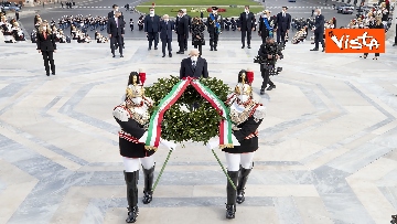 6 - 25 Aprile, Mattarella depone corona d'alloro sulla tomba del Milite Ignoto all'Altare della Patria