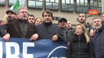 11 - Protesta FdI contro il Mes a Bruxelles, Meloni canta l'inno d'Italia sotto le istituzioni europee