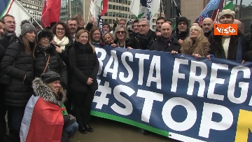 9 - Protesta FdI contro il Mes a Bruxelles, Meloni canta l'inno d'Italia sotto le istituzioni europee