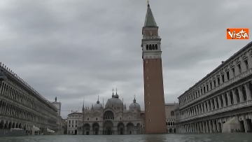 5 - San Marco e il centro di Venezia sommersi dall'acqua, un'atmosfera surreale