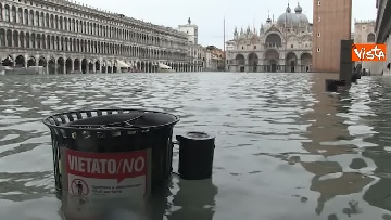 7 - San Marco e il centro di Venezia sommersi dall'acqua, un'atmosfera surreale