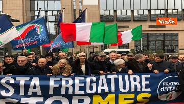 1 - Protesta FdI contro il Mes a Bruxelles, Meloni canta l'inno d'Italia sotto le istituzioni europee