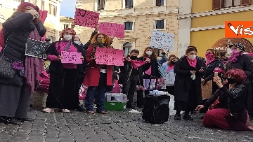 4 - “Non una di meno” in piazza Montecitorio per la Giornata mondiale contro la violenza sulle donne 