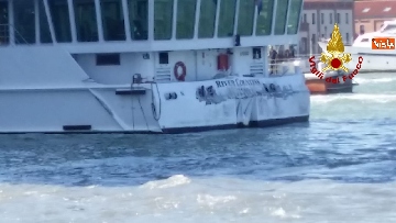 5 - Scontro a Venezia fra nave da crociera e battello turistico le verifiche dei vvf dopo l'incidente