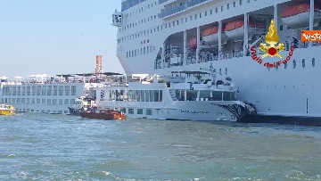7 - Scontro a Venezia fra nave da crociera e battello turistico le verifiche dei vvf dopo l'incidente