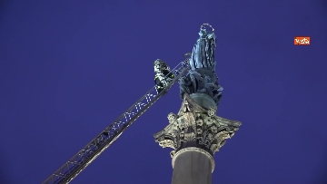 3 - Immacolata, i Vigili del Fuoco depongono le corone di fiori in cima alla colonna di Piazza di Spagna. Le foto