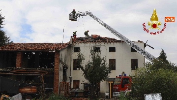 12 - Proseguono gli interventi dei vigili in Veneto per i danni subiti dal maltempo 