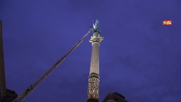 4 - Immacolata, i Vigili del Fuoco depongono le corone di fiori in cima alla colonna di Piazza di Spagna. Le foto