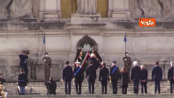 9 - Il Presidente Mattarella all'Altare della Patria a Roma per il 25 aprile, le foto