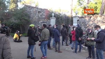 5 - Vertice di centrodestra a casa Berlusconi, le foto dell'attesa dei giornalisti a Villa Grande a Roma