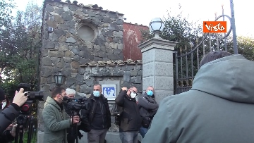 4 - Vertice di centrodestra a casa Berlusconi, le foto dell'attesa dei giornalisti a Villa Grande a Roma
