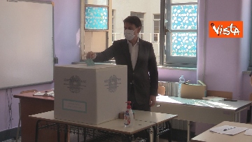3 - Referendum, Conte al seggio di Roma per il voto. Le foto