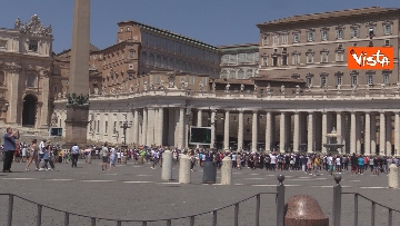 6 - Tanti fedeli per l’Angelus del Papa da piazza San Pietro, le foto