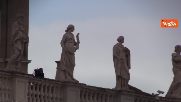 10 - Piazza San Pietro gremita per l'Angelus dell'Epifania di Papa Francesco. Le foto