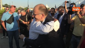 4 - Festa Unità Bologna, le foto dell'abbraccio tra Enrico Letta e Romano Prodi
