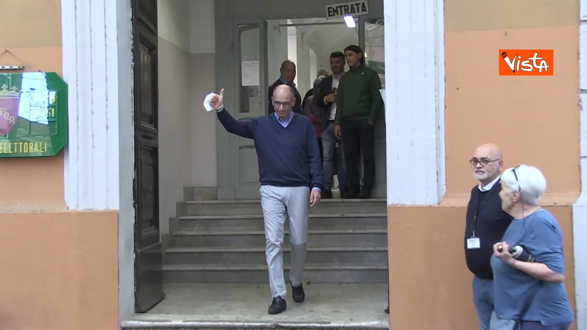Elezioni 2022, Enrico Letta saluta i votanti nel suo seggio a Testaccio. Le foto