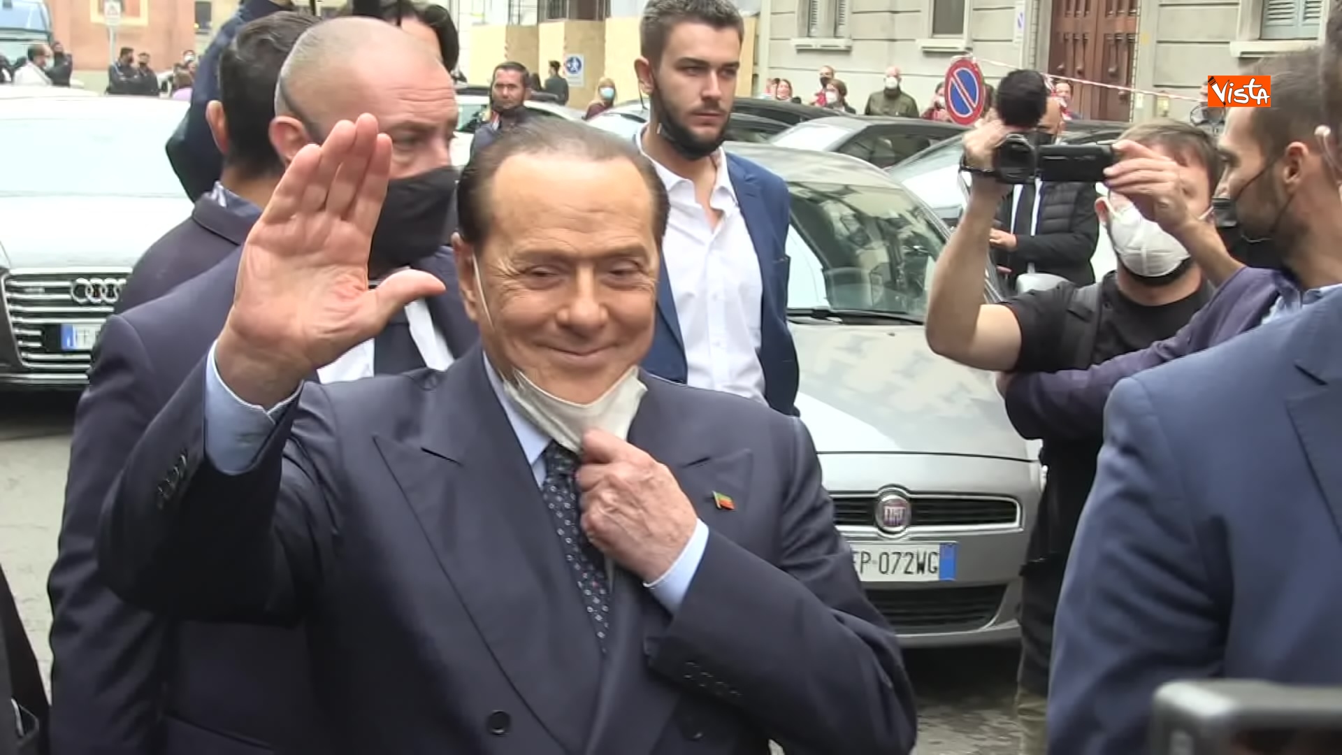 03-10-21 Silvio Berlusconi a Milano per votare alle amministrative Le immagini 01_021725329696103156742