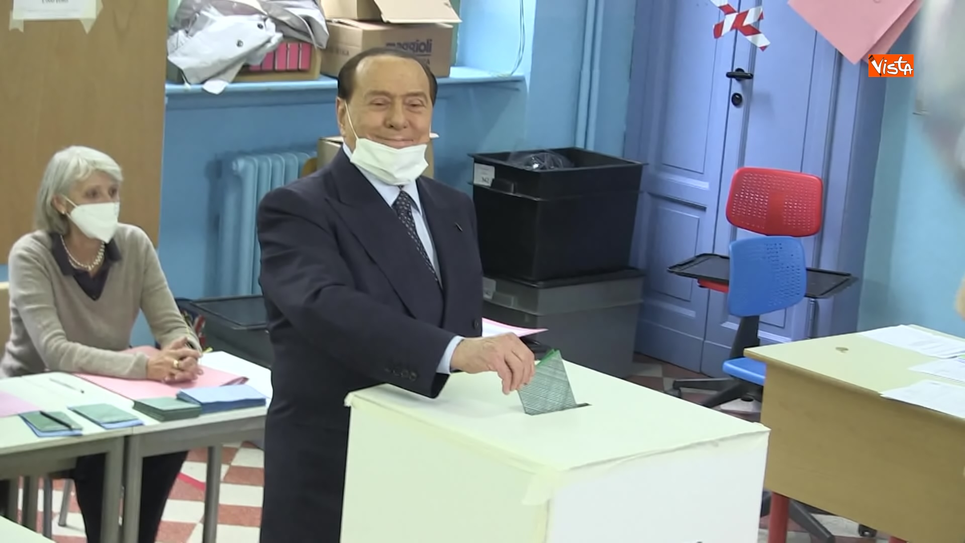 03-10-21 Silvio Berlusconi a Milano per votare alle amministrative Le immagini 01_023590362460898656953