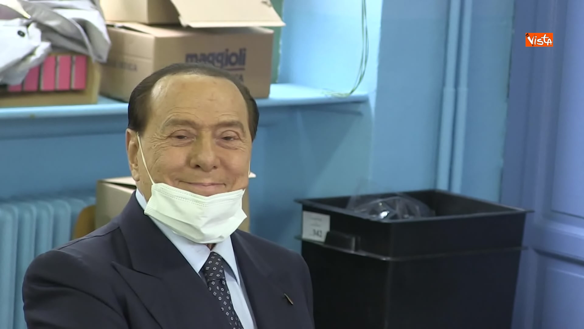 03-10-21 Silvio Berlusconi a Milano per votare alle amministrative Le immagini 01_024261747195519281054