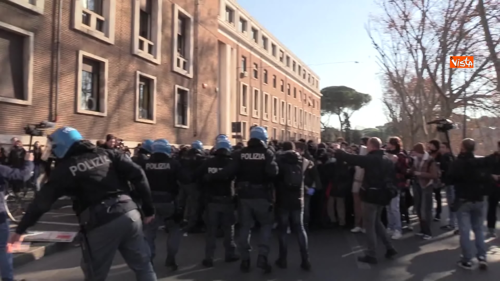 17-12-21 Dal corteo allo scontro con la Polizia le immagini della protesta degli studenti di Roma 02_5617262640331393766801