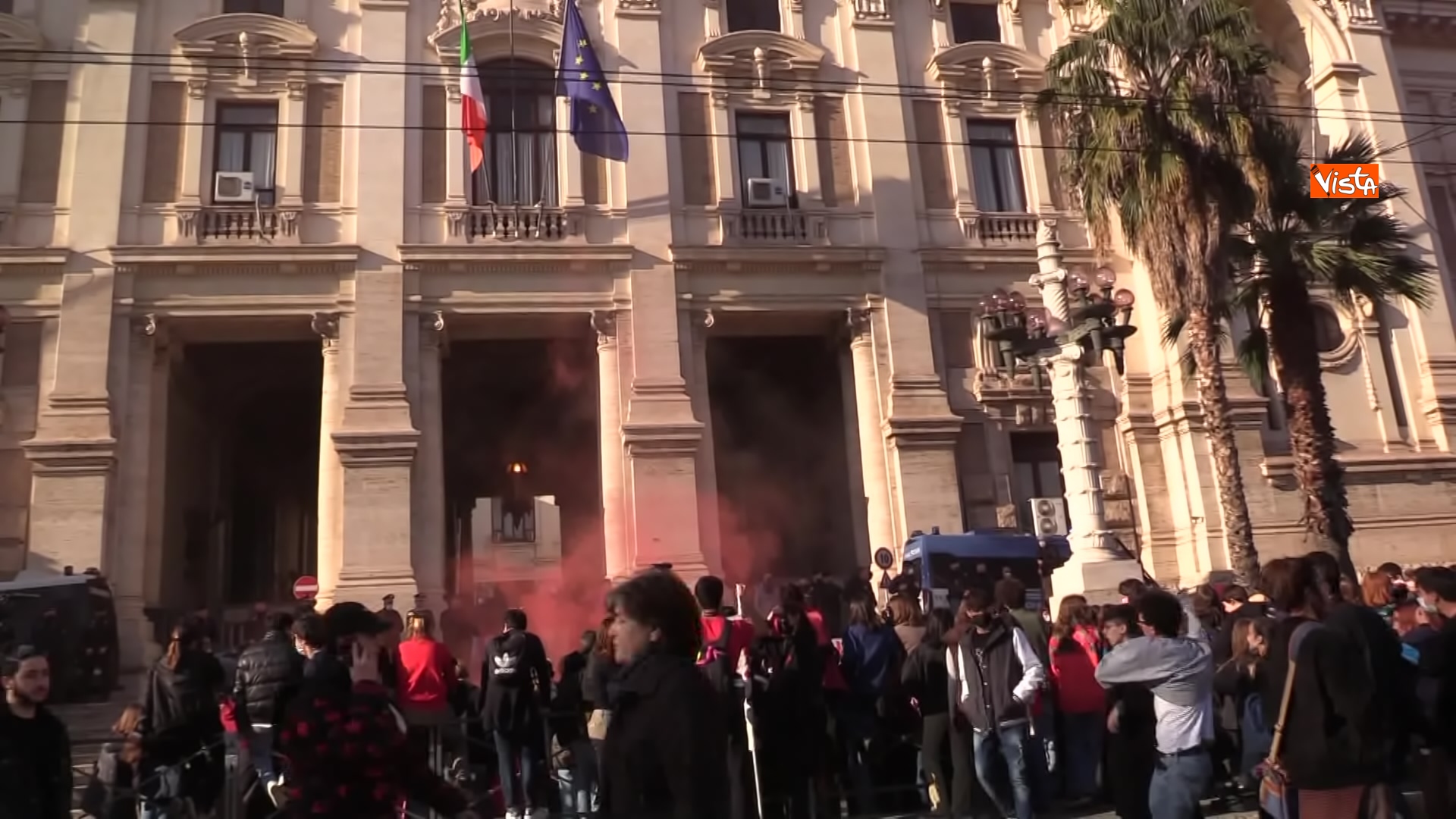 17-12-21 Dal corteo allo scontro con la Polizia le immagini della protesta degli studenti di Roma 02_5618266015944183318928