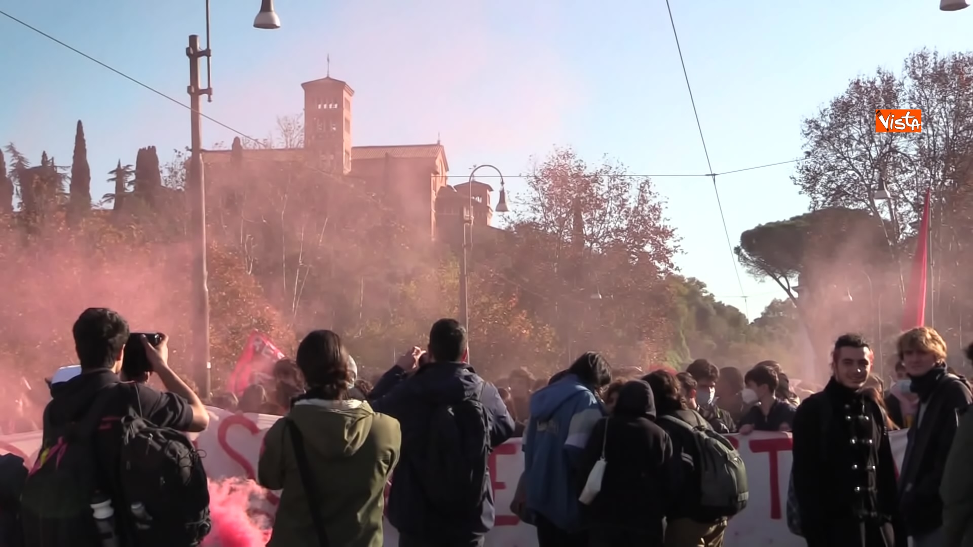 17-12-21 Dal corteo allo scontro con la Polizia le immagini della protesta degli studenti di Roma 02_5616250889871370387232