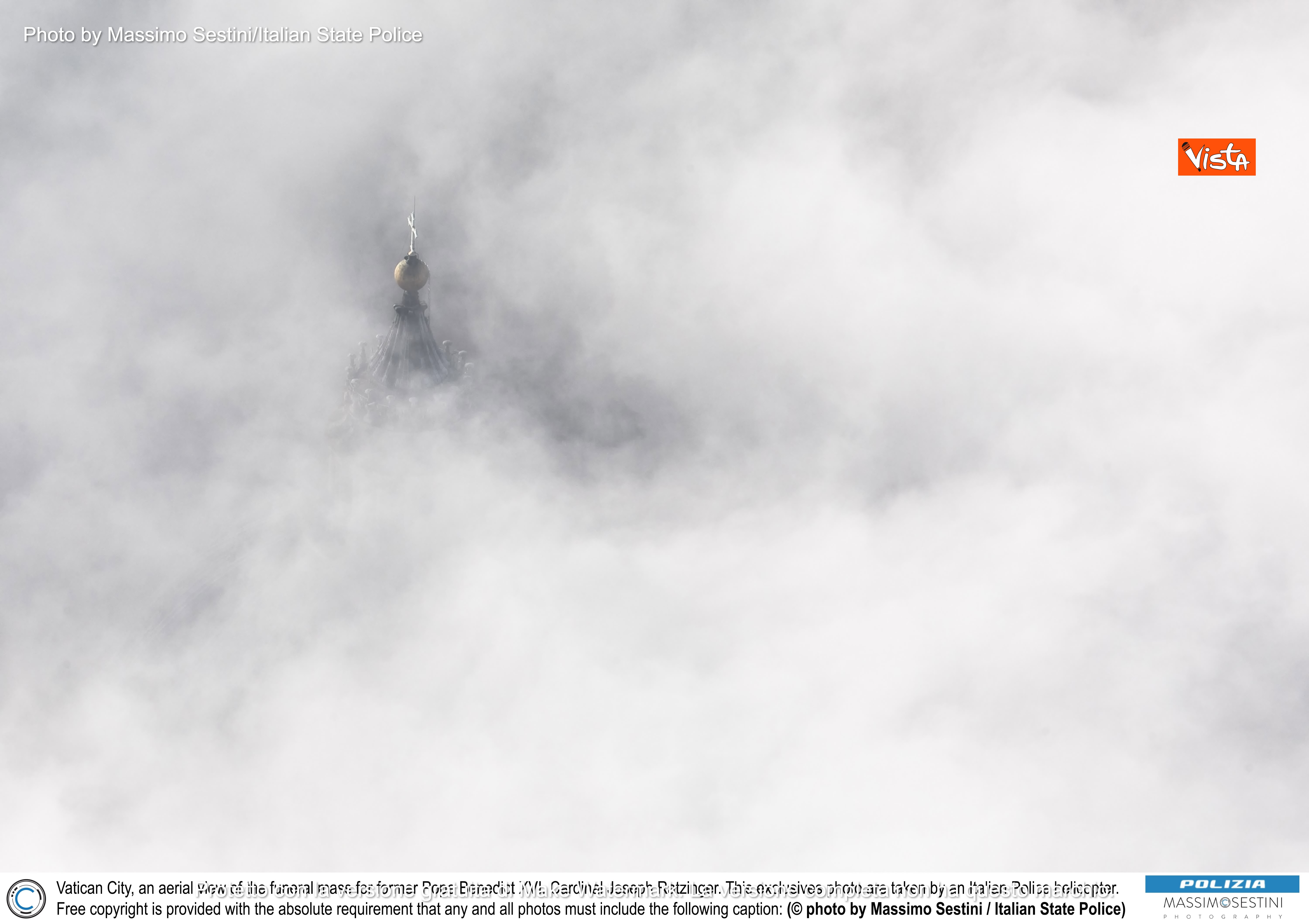 La nebbia avvolge il Vaticano durante esequie Papa Benedetto XVI