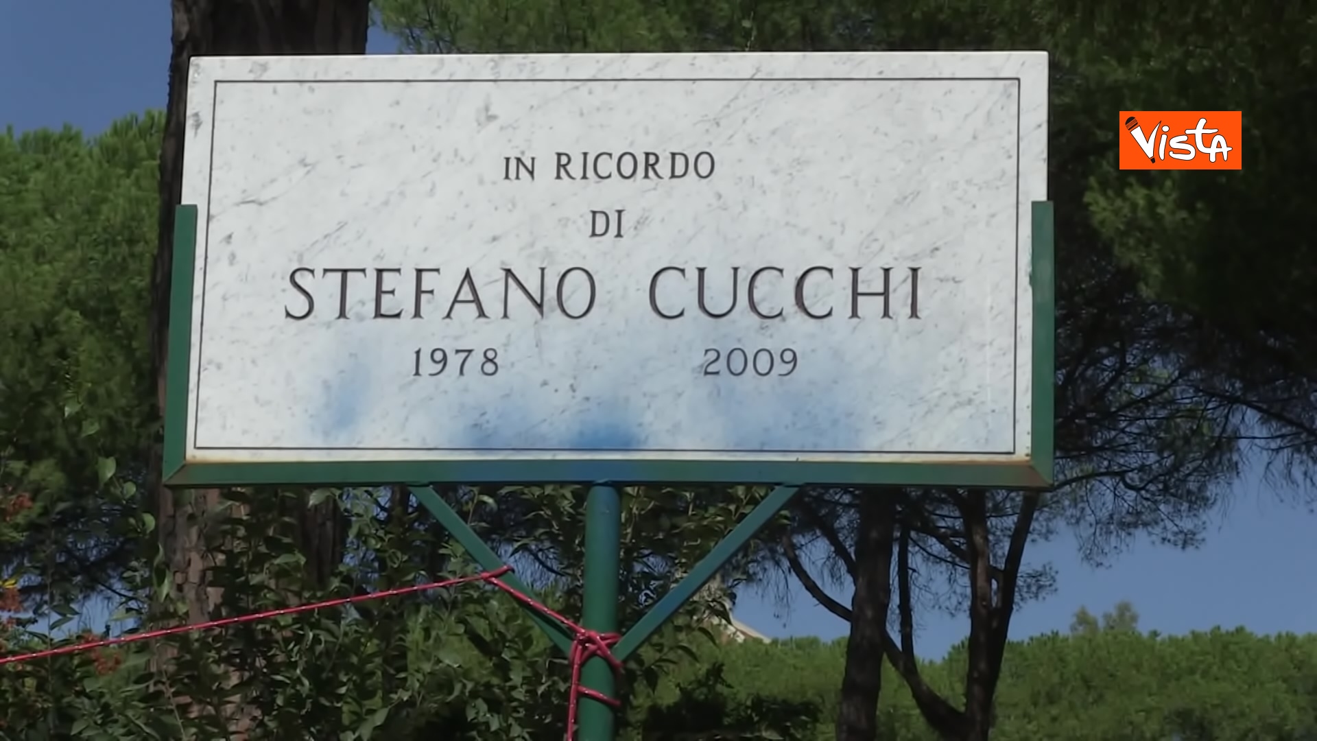 Ilaria Cucchi inizia la campagna elettorale, la foto della targa dedicata a Stefano Cucchi