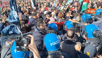 2 - 25 aprile, cariche e manganellate della Polizia sui pro Palestina in Piazza Duomo a Milano