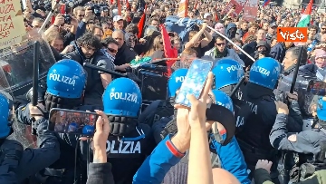 5 - 25 aprile, cariche e manganellate della Polizia sui pro Palestina in Piazza Duomo a Milano