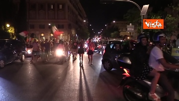 1 - Euro2020, Roma festeggia a colpi di clacson tutta la notte. Le foto dei caroselli per strada