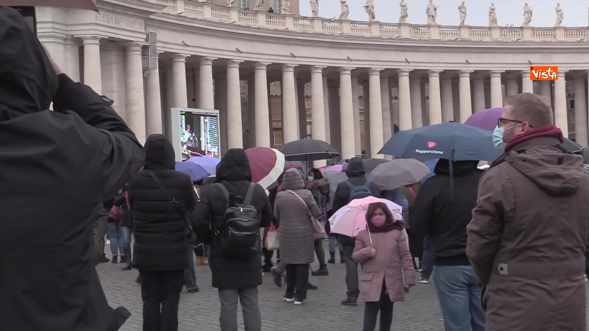 08-12-21 8 dicembre in tanti a Piazza San Pietro per lAngelus del Papa per lImmacolata