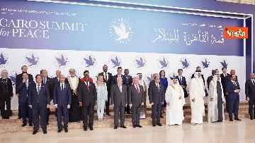 6 - L'arrivo di Meloni al Cairo per il summit internazionale della pace