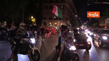 2 - Euro2020, Roma festeggia a colpi di clacson tutta la notte. Le foto dei caroselli per strada