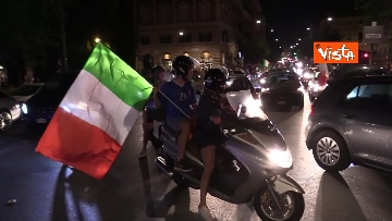 4 - Euro2020, Roma festeggia a colpi di clacson tutta la notte. Le foto dei caroselli per strada