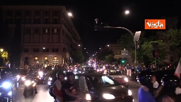 5 - Euro2020, Roma festeggia a colpi di clacson tutta la notte. Le foto dei caroselli per strada