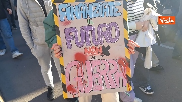 3 - A Milano gli studenti manifestano: 