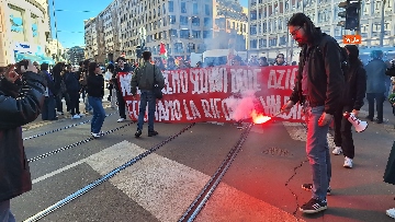 8 - A Milano gli studenti manifestano: 